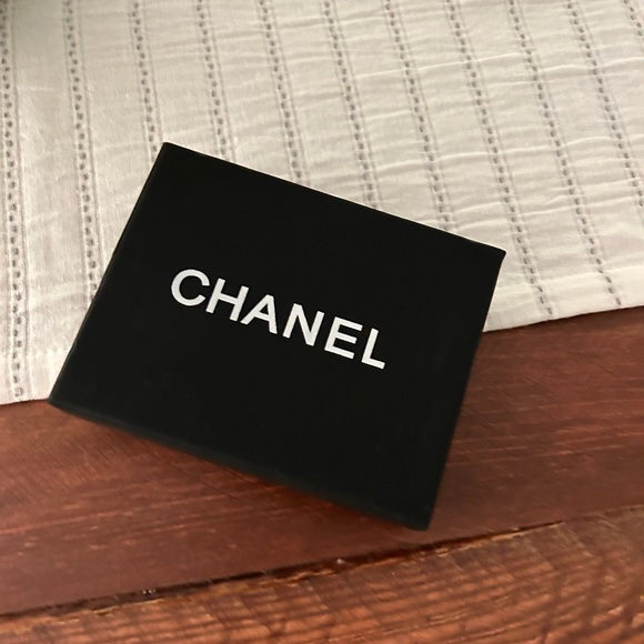 Chanel white sheepskin cardholder with gold hardware - Picture 2 of 8